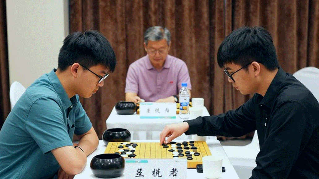 Elephant Gambit và khoảng trống mười bốn nước đi: Khi cờ vua bán cái bẫy thay vì thế trận