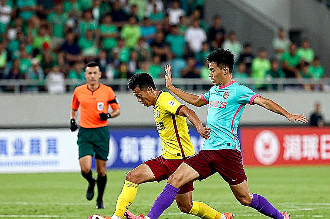 Khi V.League im lặng: Bóng đá Việt Nam và những câu chuyện kể từ sự vắng bóng Khi V.League im lặng: Bóng đá Việt Nam và những câu chuyện kể từ sự vắng bóng