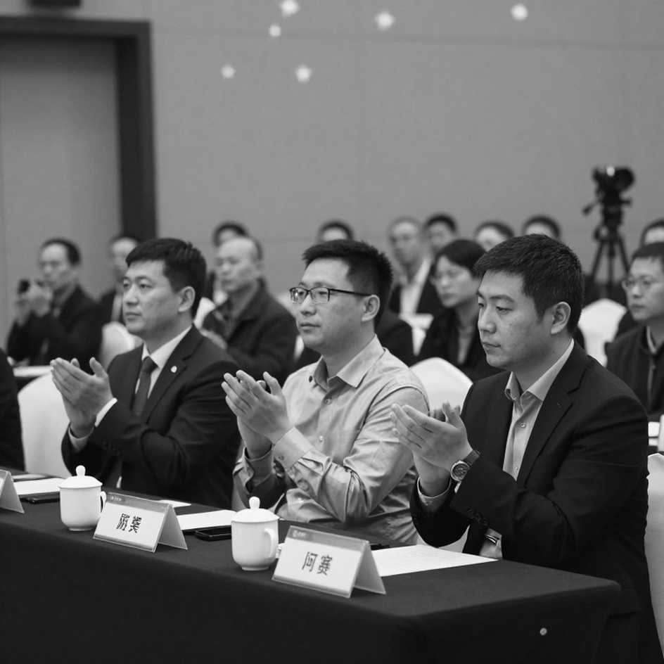 ChessBase Magazine số 225: Cúp Câu lạc bộ châu Âu trên tiêu đề, Giải Praha 2026 trong từng trang chú giải