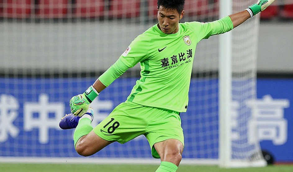 Ba trung vệ ở V.League: tấm khiên của kẻ sợ bị đọc vị