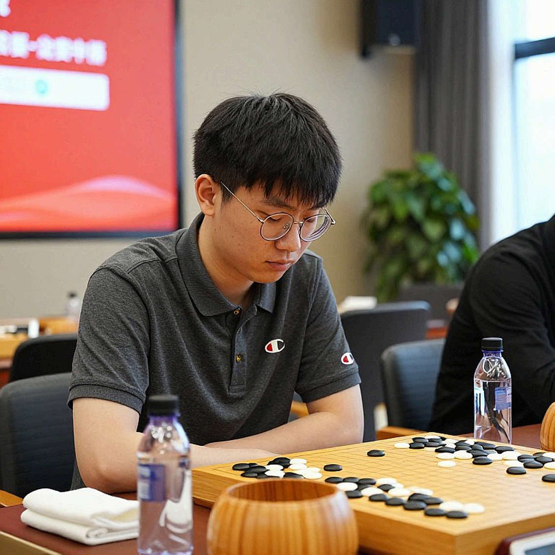 Global Chess League: Carlsen dẫn đầu, nhưng bằng chứng đang nằm ở Prague