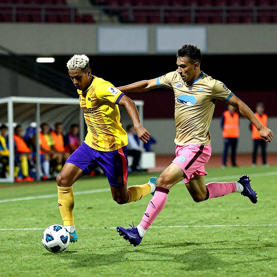 Hàng thủ ba người ở V.League 1: Sự cẩn trọng đội lốt hiện đại