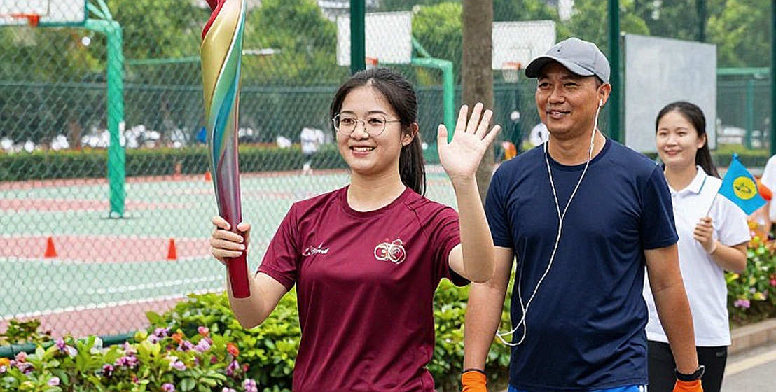 Sự thật đằng sau vụ 'điệp viên' T.J. Edwards: Khi một khoảnh khắc lan truyền lấn át phân tích chiến thuật NFL Sự thật đằng sau vụ 'điệp viên' T.J. Edwards: Khi một khoảnh khắc lan truyền lấn át phân tích chiến thuật NFL