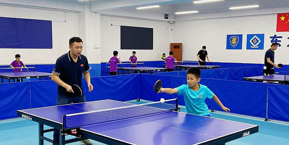 Khi bóng bàn Anh đưa micro cho người thầy của lứa Cadet Khi bóng bàn Anh đưa micro cho người thầy của lứa Cadet