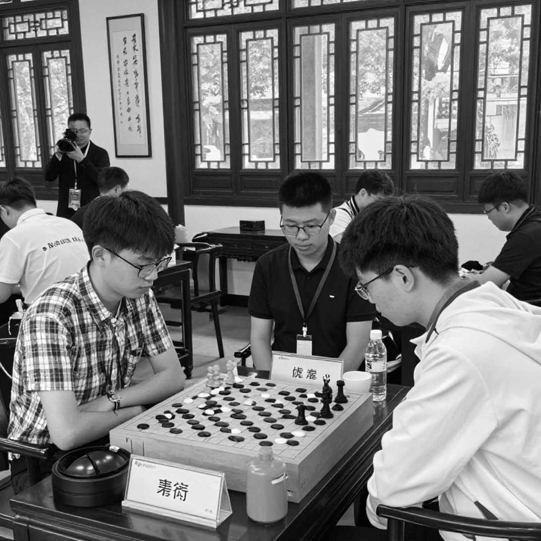 Nước cờ +2 và vòng tay bảo vệ: Ấn Độ mất ngôi, Nihal Sarin vẫn là 'Cầu thủ xuất sắc nhất ngày'