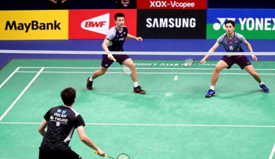 Alwi Farhan tập cùng Kento Momota trước Asian Games 2026: bài học dưới lưới và khoảng trống trên bảng dữ liệu