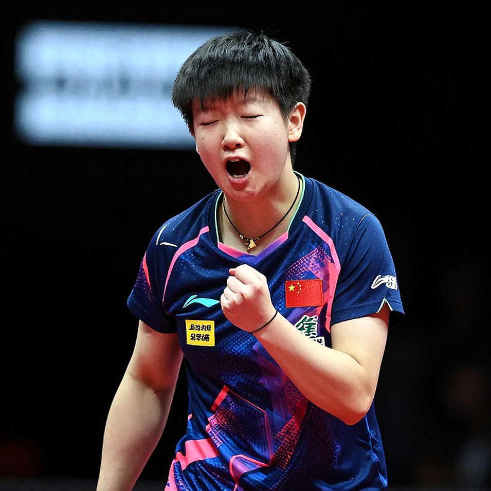 Hai mũi khâu ở cùi chỏ và canh bạc hàng thủ của HLV Kim Sang Sik Hai mũi khâu ở cùi chỏ và canh bạc hàng thủ của HLV Kim Sang Sik