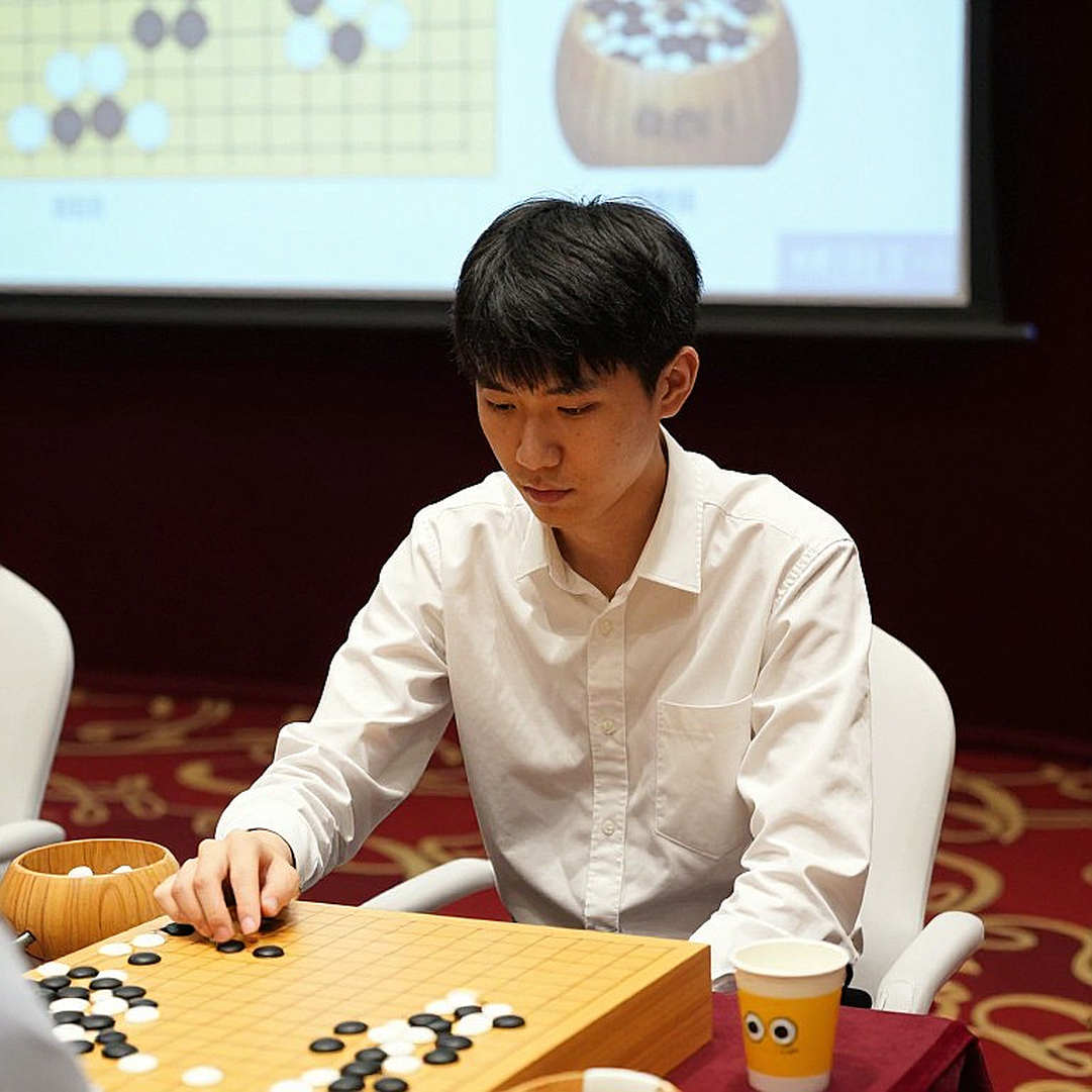 Carlsen hiếm khi khen đến vậy: Javokhir Sindarov biến trận hòa thành tuyên bố tại Global Chess League 2026