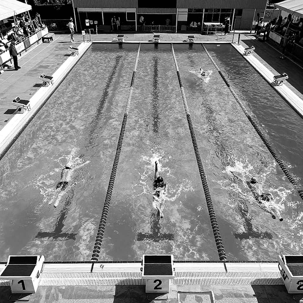 Người cầm máy trên bờ hồ: SwimOutlet tuyển một người bơi, và hé lộ cách thể thao bán chính mình