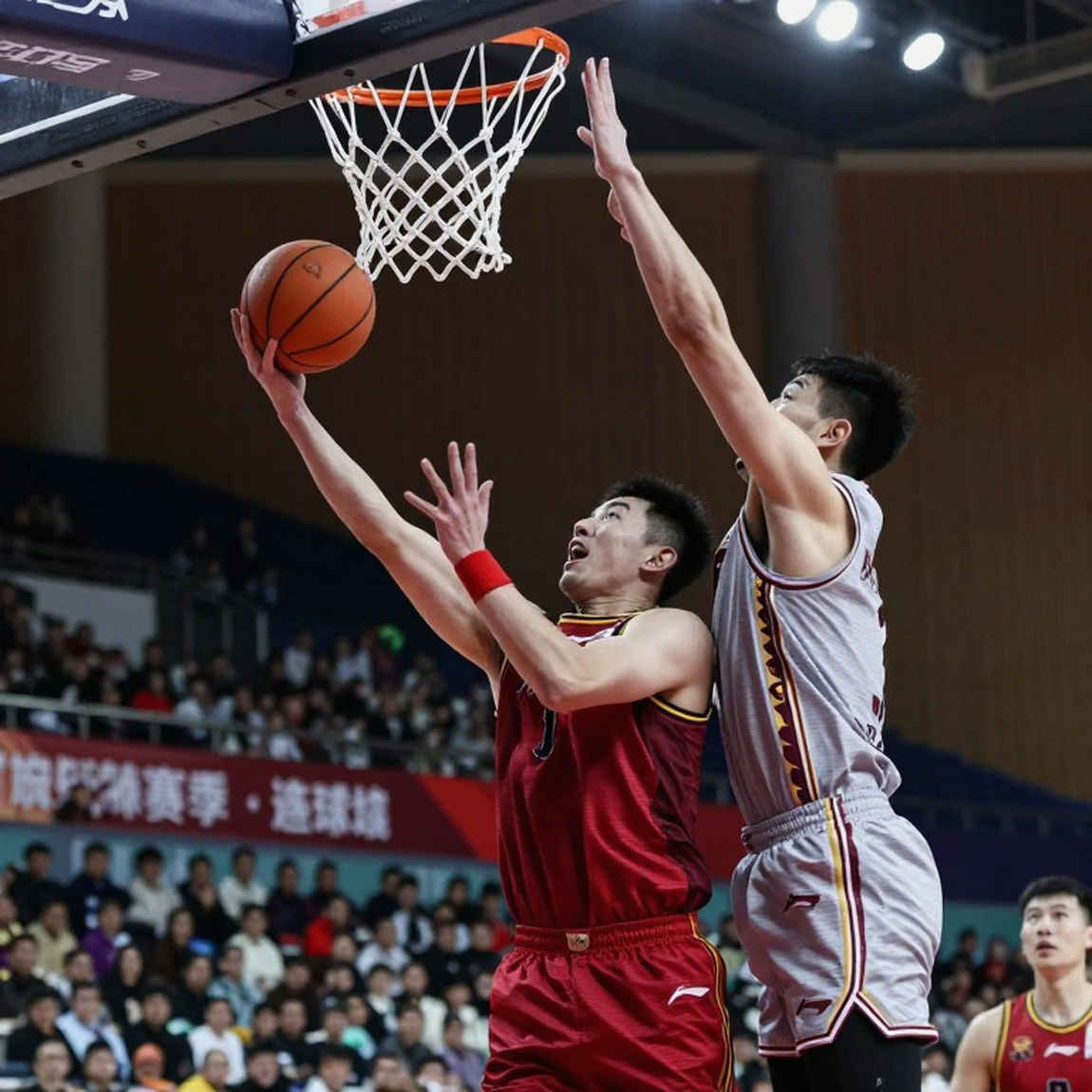 Đường chuyền của Calathes và bản kê chi phí phía sau một pha bóng