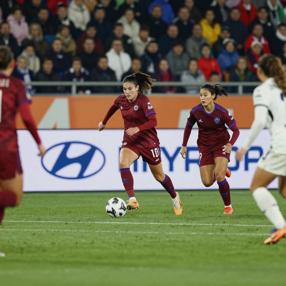 Flick khen Ez Abde trước trận gặp Betis: tiếng khen, khoản 30% và bài toán hành lang cánh của Barcelona