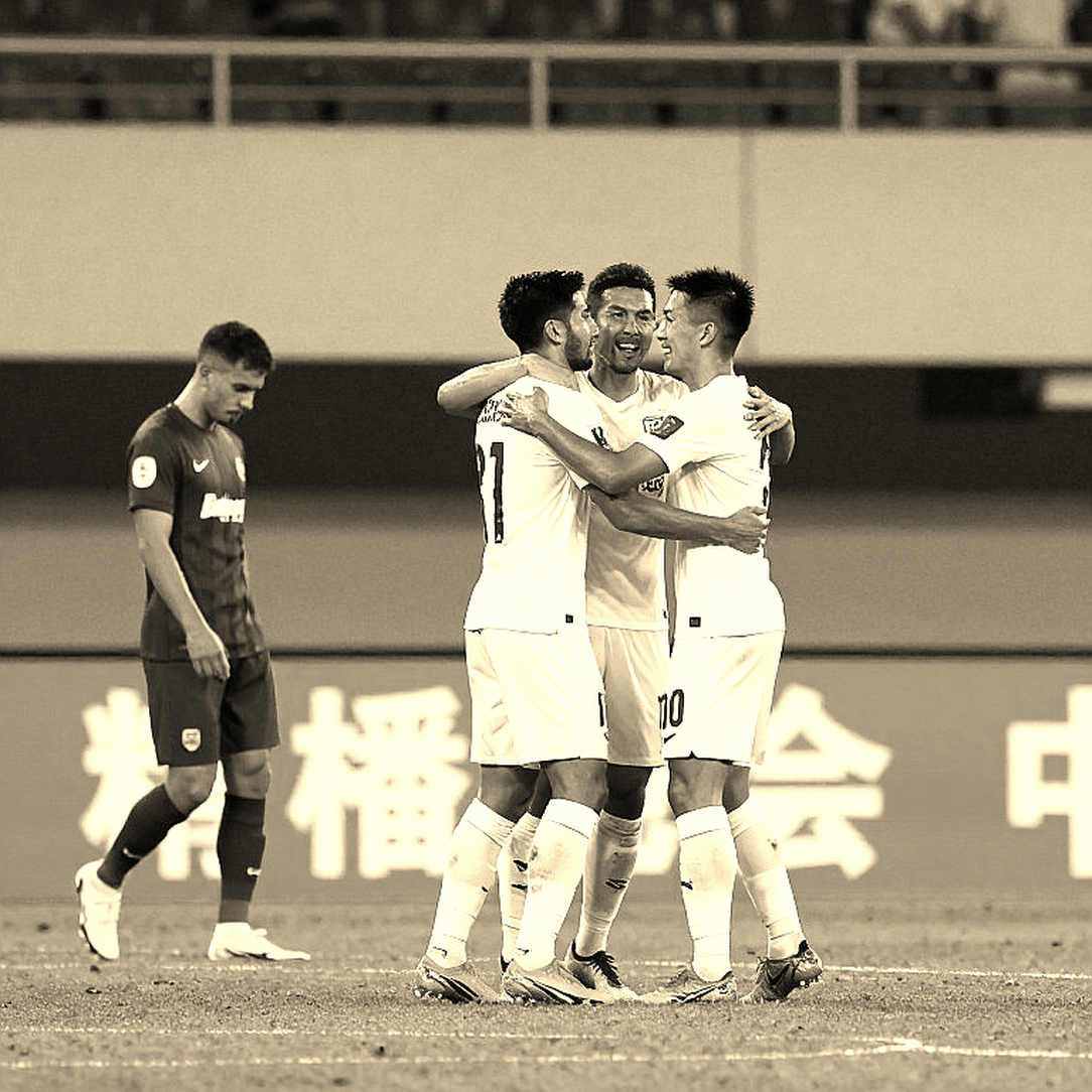 Thẻ vàng cho Tấn Sinh và bài toán treo còi: Khi V-League tự kiểm tra kỷ cương của mình