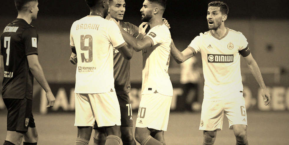 Án phạt 255 euro của Ronaldo: phép chia hai lần và quyền quyết định đã đổi chủ